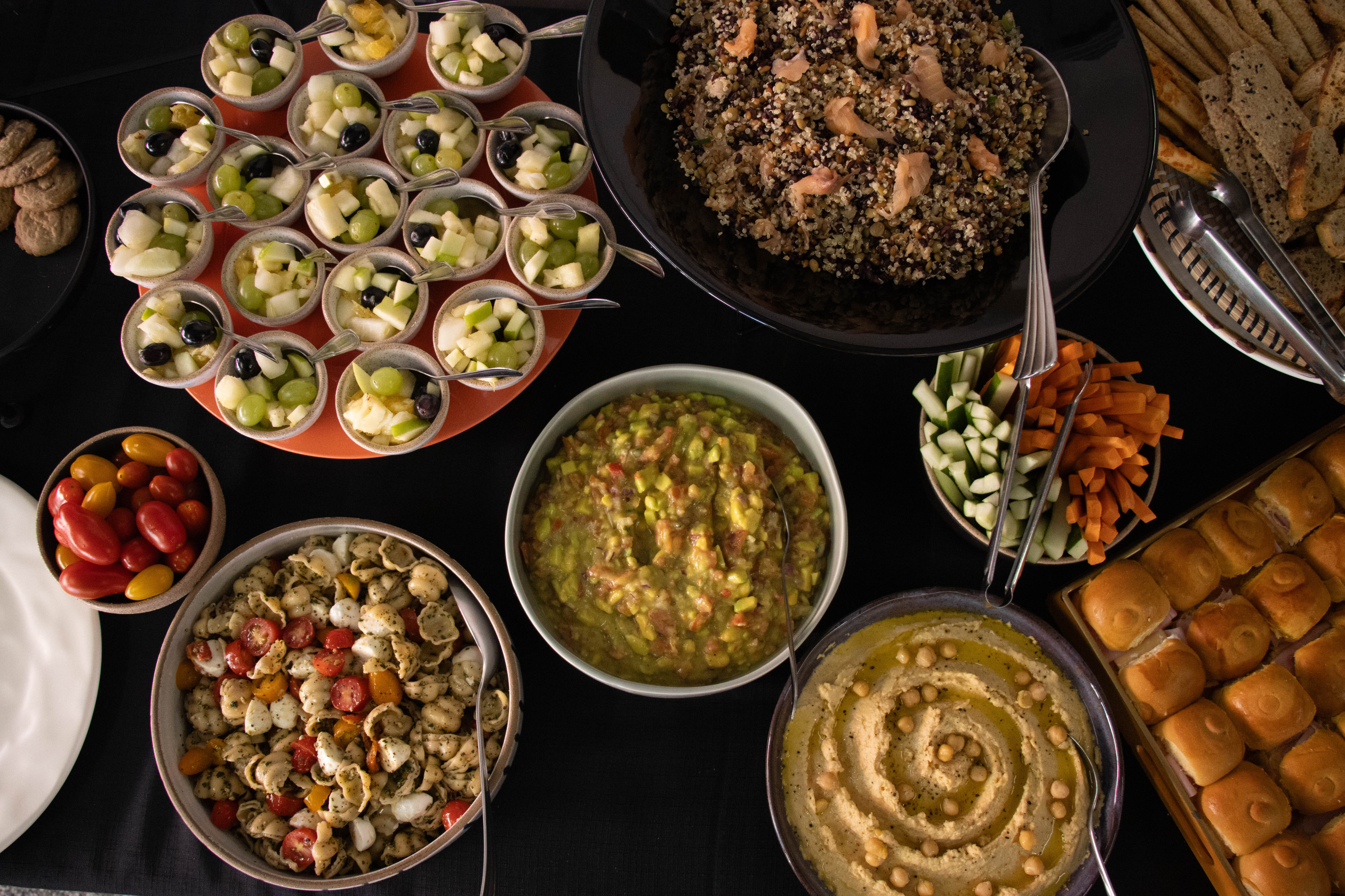Mesa de buffet para evento montada pela Ana Recchia Gastronomia em São Paulo